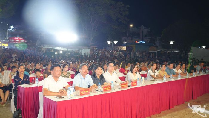Đại biểu đến dự chương trình.