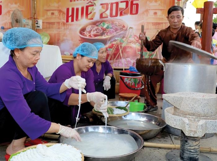 Quảng diễn nghề làm bún Vân Cù tại chương trình Huế - Kinh đô ẩm thực 2026.