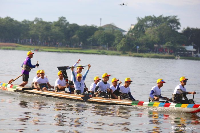  Khoảnh khắc giành giải Nhất độ cúng nam của đội đua xã A Lưới 4 trong lần đầu tham gia giải.