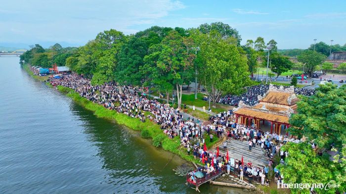  Không khí sôi động trên bờ.
