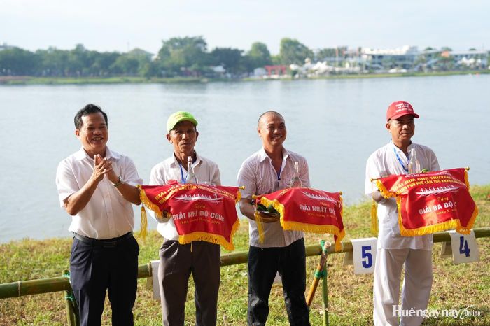 Trao giải độ cúng cho các đội đua. 