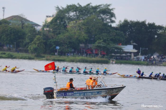 Lực lượng đảm bảo an ninh, an toàn cho giải đua trên sông.
