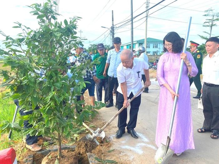 Đồng chí Phan Ngọc Thọ, nguyên Phó Bí thư Thường trực Tỉnh ủy Thừa Thiên Huế trồng cây Hoàng Mai tại làng Thanh Tiên