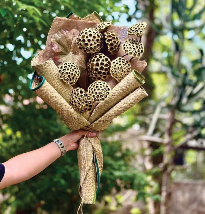 Bó hoa được kết từ đài sen và sản phẩm cỏ bàng.