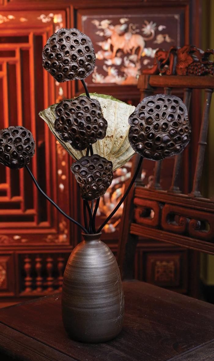 Những đài sen khô được kết hợp với bình gốm Phước Tích tạo nên những sản phẩm trang trí đẹp mắt.