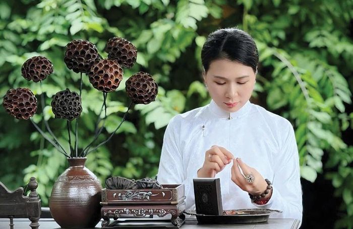 Đài sen khô trang trí và chuỗi vòng hạt sen là hai sản phẩm chính của dự án khởi nghiệp.