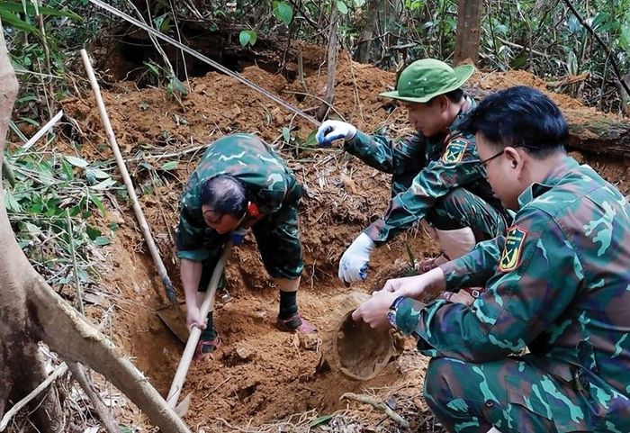  Lực lượng Đội 192 không quản đường sá xa xôi, địa hình hiểm trở chỉ mong được đưa các anh sớm về với quê mẹ.
