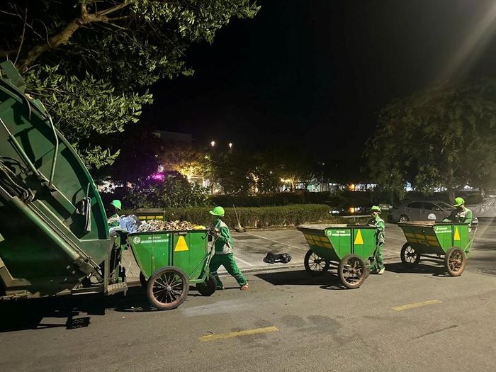  20h tối tập kết các xe gom rác, phối hợp ép rác vào xe chuyên dụng để vận chuyển.