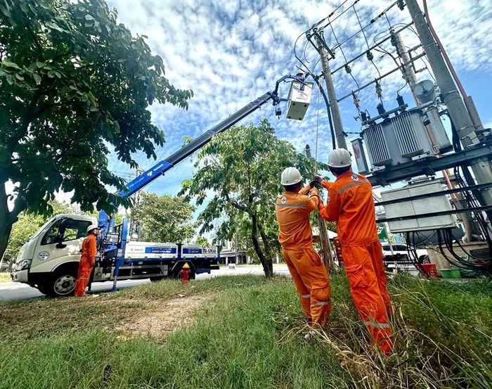  Xe gầu nâng chuyên dụng đưa công nhân tiếp cận hệ thống trạm biến áp trên cao. 