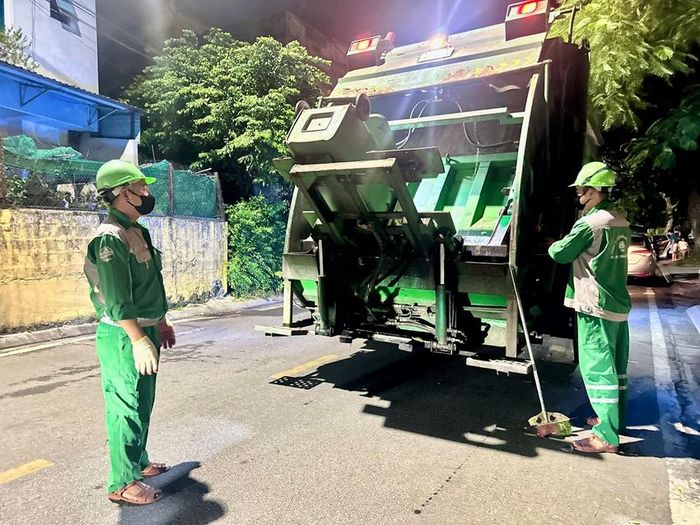 22h30 hoàn tất khâu tập kết, xe chuyên dụng bắt đầu vận chuyển rác về nhà máy xử lý, kết thúc ca đêm. 