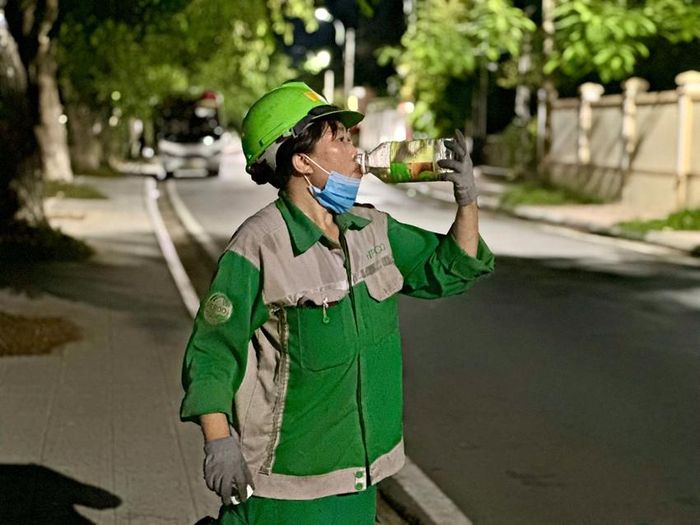 Tiếp sức để tiếp tục ca làm việc kéo dài đến đêm muộn. 
