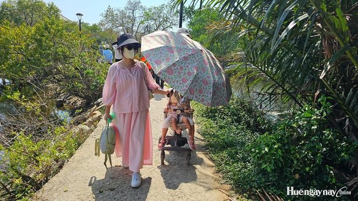 Nhiều gia đình chọn Rú Chá làm điểm đến trong dịp nghỉ lễ Quốc khánh. 