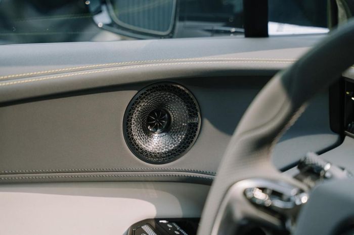 Loa KEF trên xe Lotus