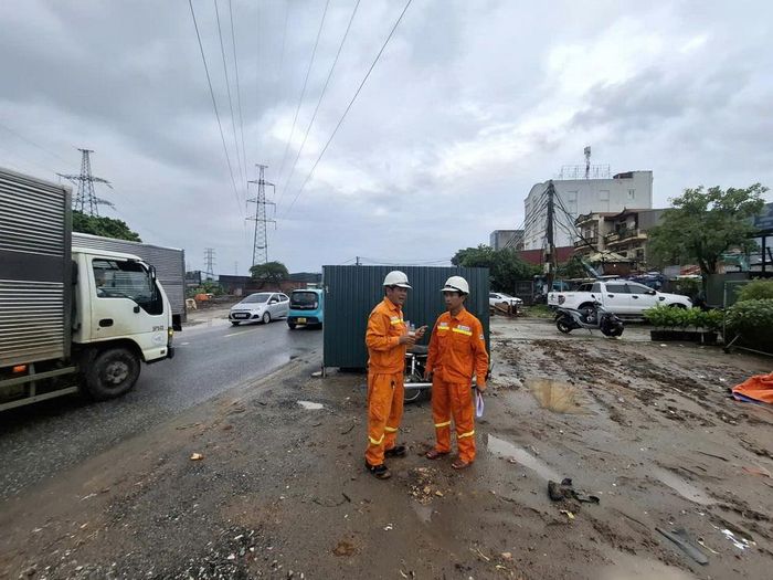 Công nhân Tổ quản lý vận hành đường dây Hà Nội 2 kiểm tra tuyến đường dây 220kV Hòa Bình – Hà Đông