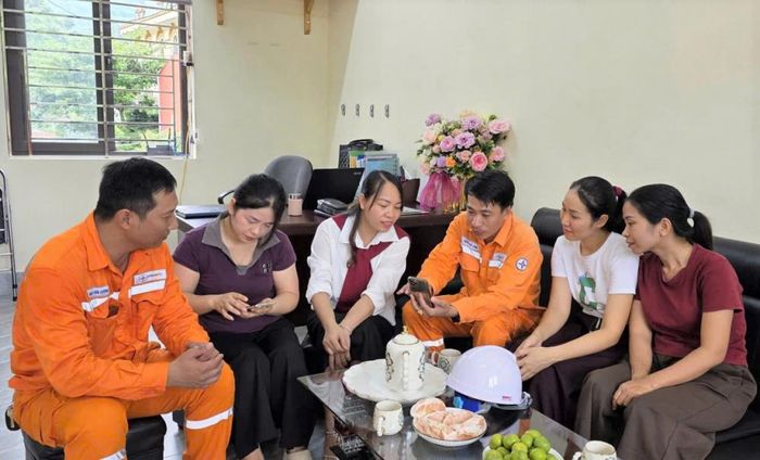 Nhân viên Điện lực Phong Thổ (Công ty Điện lực Lai Châu) tuyên truyền tiết kiệm điện và các dịch vụ điện cho giáo viên trường Mầm non Hoa Ban