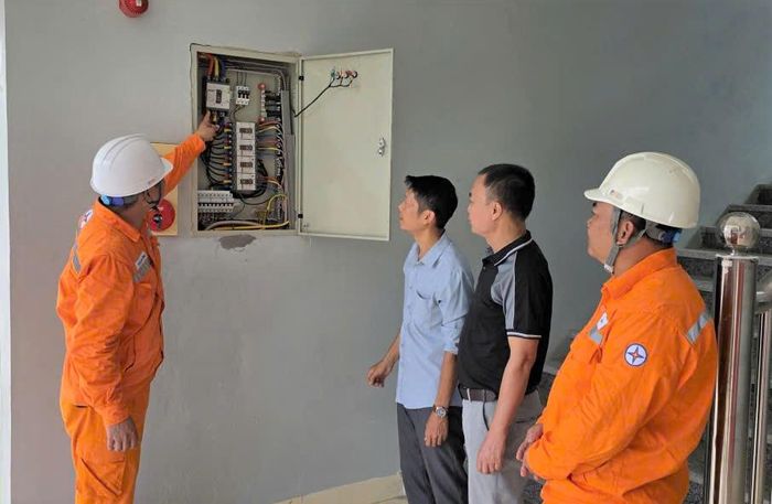 Điện lực Phong Thổ (Công ty Điện lực Lai Châu) kiểm tra công tác cấp điện cho Lễ khai giảng tại trường học