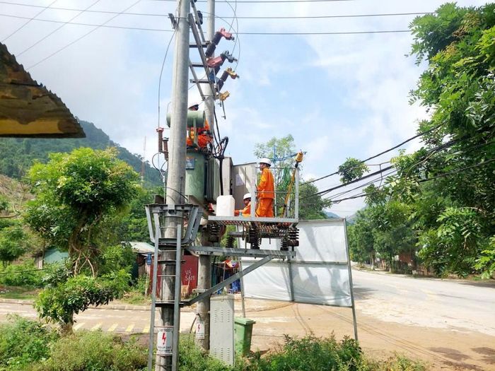 Điện lực trực thuộc Công ty Điện lực Lai Châu kiểm tra hệ thống lưới điện phục vụ Lễ khai giảng năm học mới