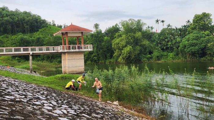 Mỗi người một tay.