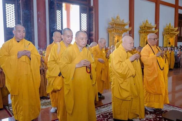 Chư tôn đức thành kính dâng hương tưởng niệm
