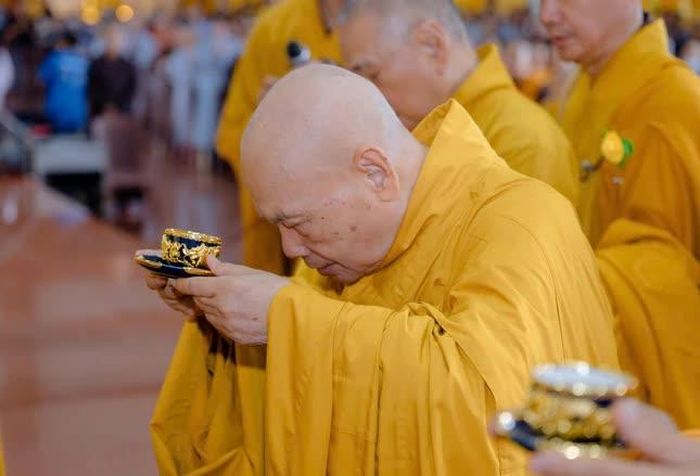 Trưởng lão Hòa thượng Thích Thiện Nhơn dâng trà cúng dường Giác linh Tổ sư