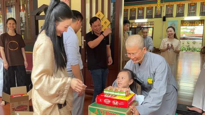 Sư cô Thích nữ Đức Tâm, trụ trì tu viện Như Giác trao quà đến các em
