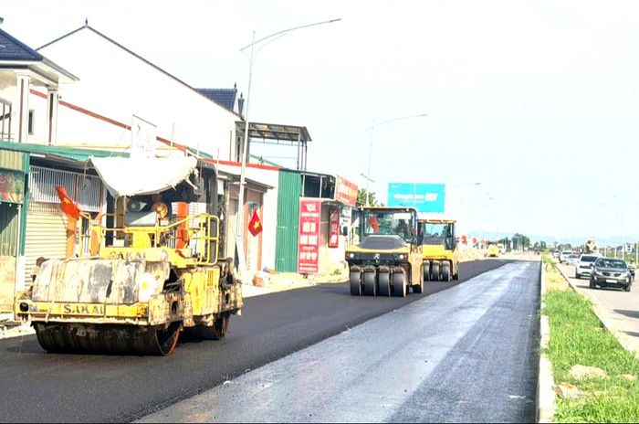 Nhà thầu quyết tâm hoàn thành thảm bê tông nhựa C19 trước năm học mới 2026 - 2027.