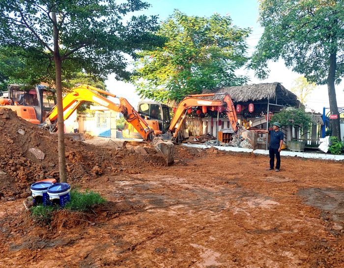 Đưn vị thi công phấn đấu hoàn thiện phần sân trường trước ngày 3/9 để nhà trường tổ chức khai giảng năm học mới.