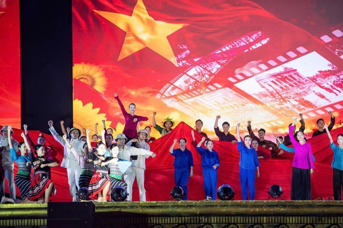 Chương trình nghệ thuật dẫn dắt người xem từ mùa thu lịch sử năm 1945 đến nhịp sống, diện mạo quê hương trong thời kỳ đổi mới và khát vọng vươn lên cùng đất nước.