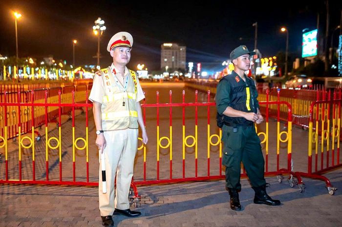Lực lượng công an được huy động để phân luồng giao thông, đảm bảo an ninh trật tự trong suốt quá trình diễn ra sự kiện.