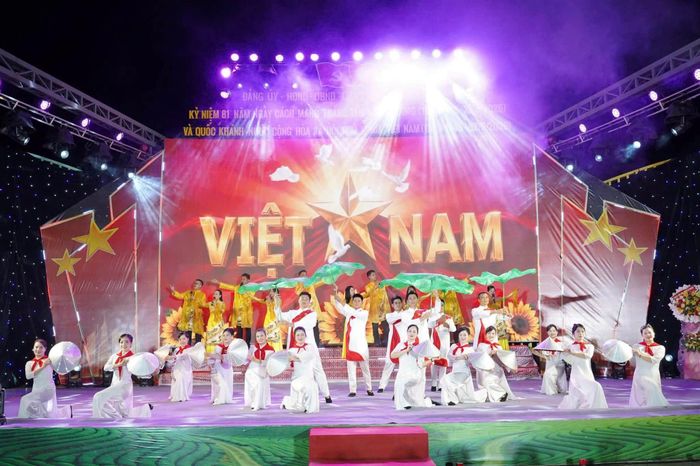 Chương trình nghệ thuật đặc biệt mừng quốc khánh 2/9 tại quảng trường Võ Nguyên Giáp.