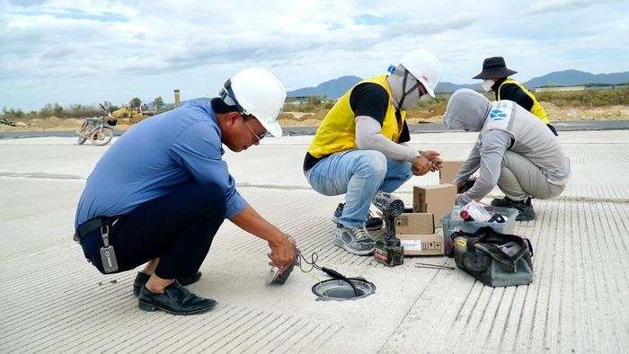 Kỹ sư Đậu Xuân Hùng, đại diện đơn vị nhà thầu lắp đặt hệ thống đèn hiệu cho biết: Đội ngũ đã hoàn thiện gần 500 bộ đèn trên đường cất hạ cánh.