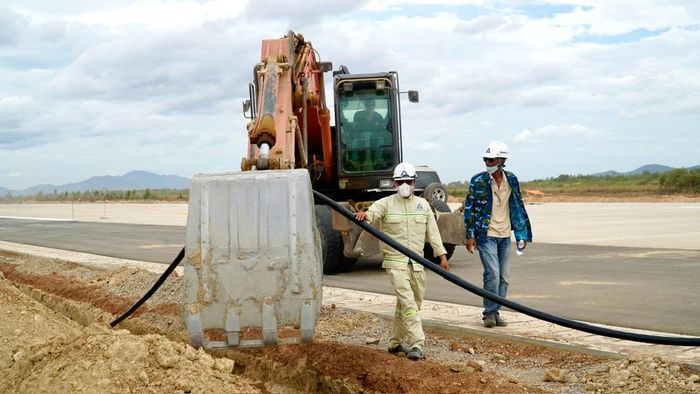 Công đoạn kéo cáp, đấu nối hệ thống điện phục vụ vận hành các thiết bị kỹ thuật trên đường băng cũng đã được hoàn tất trong kỳ nghỉ lễ.