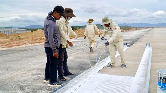 Anh Ngô Vĩnh Long (50 tuổi, ngoài cùng bên trái), cán bộ kỹ thuật Chi nhánh miền Trung, Tổng công ty Trường Sơn (Binh đoàn 12), trực tiếp chỉ huy nhóm 7 công nhân thi công hạng mục này.