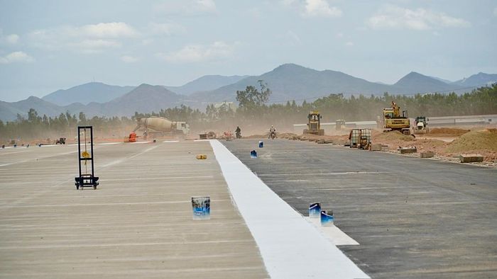 "Tiến độ đang rất gấp nên anh em phải tranh thủ làm cả ngày lẫn đêm. Công việc thường kết thúc lúc 2-3h sáng. Chúng tôi xác định bám công trường vì mục tiêu chung. Anh em đi làm xa cũng cố gắng hoàn thiện càng nhanh, càng sớm càng tốt để kịp tiến độ. Nghỉ lễ thì mình nghỉ sau”, anh Long chia sẻ.