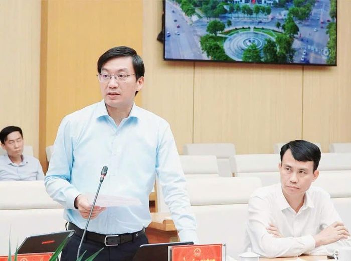 Giám đốc Sở Xây dựng Nguyễn Xuân Quang báo cáo các công việc liên quan của Sở Xây dựng trong phát triển kinh tế của tỉnh Phú Thọ.