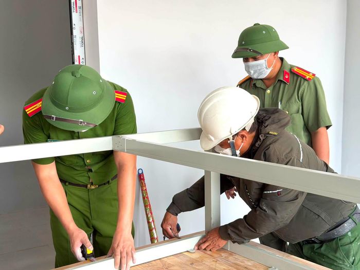 Lực lượng công an và người dân xã Anh Sơn, Nghệ An tranh thủ dịp nghỉ lễ đến hỗ trợ, dọn dẹp trường phổ thông nội trú liên cấp của xã để kịp hoàn thành đón học sinh trong ngày khai giảng năm học mới. (Ảnh CSCC).