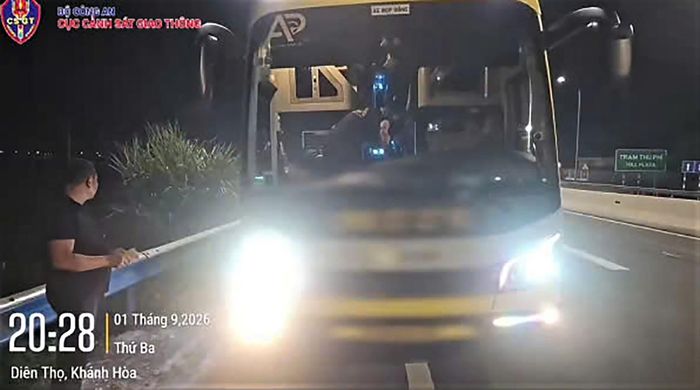 Xe khách bị xử lý vi phạm chở quá số người quy định. (Ảnh: CSGT).