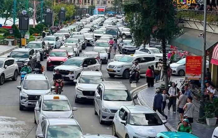 Theo báo cáo của Sở Văn hóa, Thể thao và Du lịch tỉnh Lào Cai, tính đến 17h ngày 1/9/2026, hoạt động du lịch trên địa bàn tỉnh trong kỳ nghỉ Lễ Quốc khánh 2/9 diễn ra sôi động, an toàn, văn minh và đạt kết quả cao. Theo đó, tính đến nay, Lào Cai ước đón 450.000 lượt khách, tăng gần 2 lần so với cùng kỳ năm 2025 (227.000 lượt), trong đó khách quốc tế khoảng 34.000 lượt. Tổng thu từ khách du lịch ước đạt 1.900 tỷ đồng, gồm khoảng 197,2 tỷ đồng từ khách quốc tế và 1.702,8 tỷ đồng từ khách nội địa.