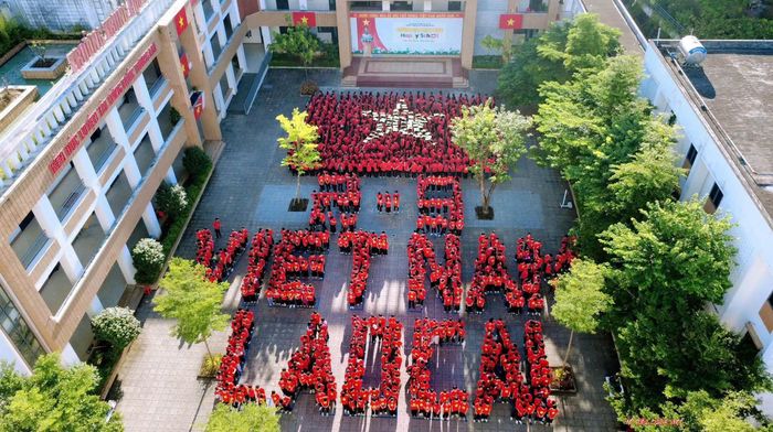 Hơn 1.500 thầy cô giáo và học sinh Trường THPT Nguyễn Huệ, tỉnh Lào Cai chào mừng ngày Quốc Khánh 2/9 năm 2026.
