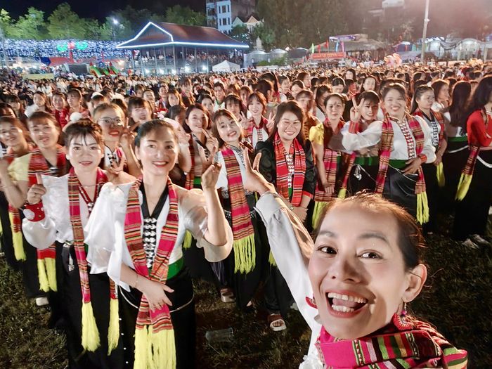 Điểm nhấn của đêm hội là chương trình vòng xòe đoàn kết gắn với việc xác lập Kỷ lục Việt Nam. Những vòng tay nối dài trong điệu xòe truyền thống đã tôn vinh Nghệ thuật Xòe Thái – Di sản văn hóa phi vật thể đại diện của nhân loại, đồng thời thể hiện tinh thần đoàn kết giữa các dân tộc.
