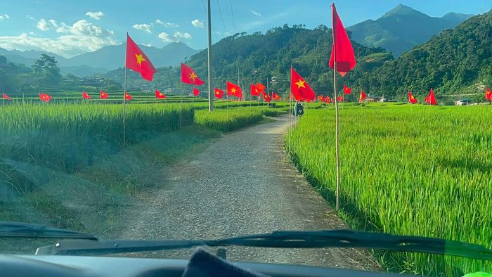 Tại xã Hạnh Phúc, tỉnh Lào Cai lá cờ được căng trên khắp nẻo đường chào mừng ngày Quốc Khánh 2/9.