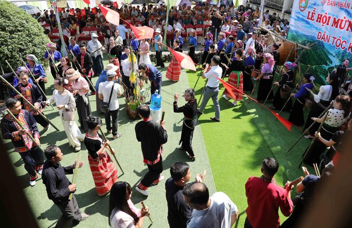 Tiếp sau phần lễ là phần hội với nhiều hoạt động văn hóa, văn nghệ sôi nổi. Chương trình giao lưu văn nghệ mang đến những tiết mục đặc sắc, góp phần giới thiệu đời sống văn hóa tinh thần phong phú của đồng bào các dân tộc. Đặc biệt, nhân dân và du khách được trực tiếp trải nghiệm nghề thủ công mây tre đan truyền thống của đồng bào Khơ Mú.