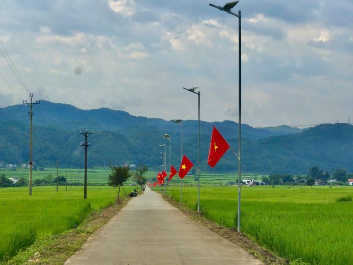 Người dân bản Én Luông (xã Than Uyên) tự hào treo cờ Tổ quốc đỏ rực khắp bản. Tết Độc lập không chỉ là dịp để nhân dân ôn lại truyền thống lịch sử, bày tỏ lòng biết ơn đối với các thế hệ cha anh đã hy sinh vì độc lập, tự do của Tổ quốc mà còn là không gian để các thế hệ hôm nay gìn giữ, trao truyền bản sắc văn hóa.