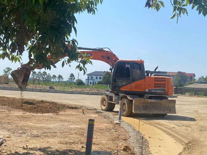 Nhiều đoạn nhà thầu đang làm vỉa hè, dự kiến hết tháng 9 này cơ bản thảm toàn bộ tuyến đường.