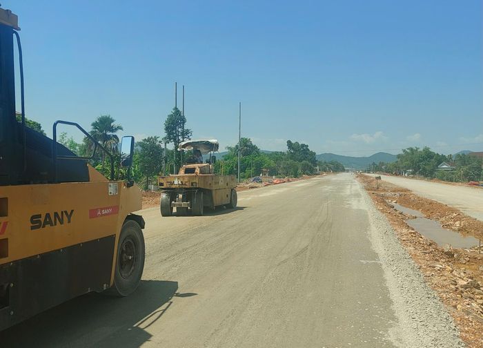 Dự kiến trong tuần này các nhà thầu sẽ thảm bê tông nhựa dự án đường Hàm Nghi kéo dài.