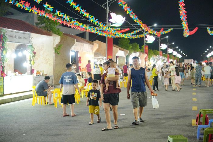 Với quy mô 80 gian hàng, Phố đi bộ có các khu vực giới thiệu sản phẩm OCOP, sản phẩm đặc trưng, hàng thủ công mỹ nghệ, quà lưu niệm, ẩm thực và văn hóa trà; cùng nhiều không gian check-in, chụp ảnh lưu niệm, tạo thêm kênh quảng bá sản phẩm đến người dân và du khách.