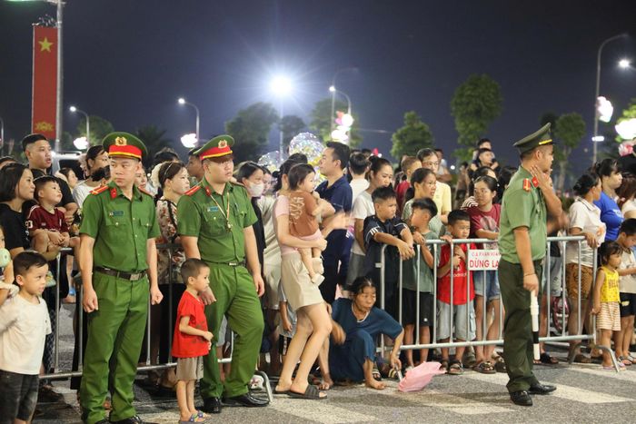 Lãnh đạo tỉnh Thái Nguyên và phường Vạn Xuân cùng đông đảo người dân đổ về Phố đi bộ trong những ngày đầu hoạt động, tạo nên không khí đoàn kết, nhộn nhịp tại một điểm đến mới của đô thị Thái Nguyên.