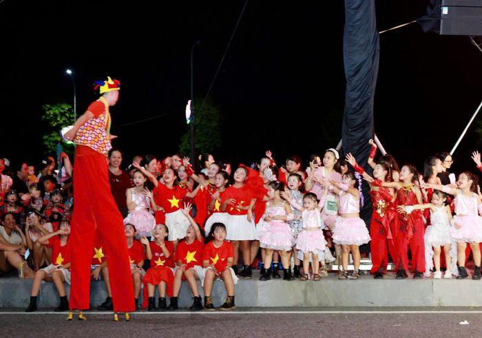 Không chỉ tham quan và mua sắm, người dân còn được trực tiếp hòa mình vào các hoạt động văn hóa cộng đồng được tổ chức trên tuyến phố.