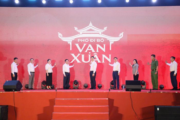 Phố đi bộ Vạn Xuân (phường Vạn Xuân) là công trình trọng điểm được Thái Nguyên chọn khánh thành chào mừng kỷ niệm 81 năm Cách mạng Tháng Tám thành công (19/8/1945-19/8/2026), Quốc khánh nước Cộng hòa xã hội chủ nghĩa Việt Nam (2/9/1945-2/9/2026).