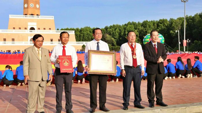 Dịp này, tỉnh Cà Mau cũng chính thức đón nhận Bằng, Huy hiệu và Quyết định xác lập Kỷ lục "Lá cờ Tổ quốc bằng vải lớn nhất Việt Nam" từ Tổ chức Kỷ lục Việt Nam (VietKings).
